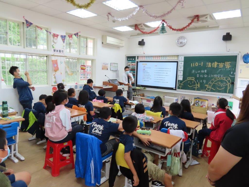黃主任檢察官為同學自我介紹