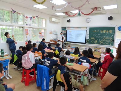 黃主任檢察官為同學自我介紹