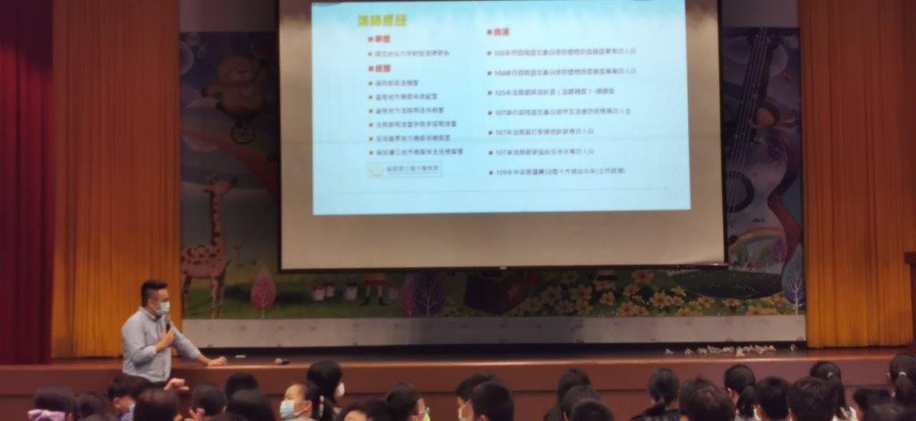 主任檢察官為同學做自我介紹