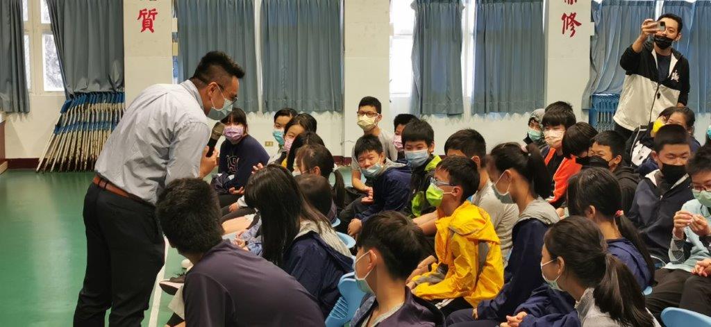 黃主任檢察官課中與同學互動情形