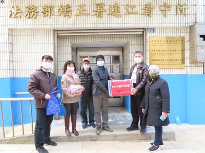 因疫情影響由連江分監長代表接受禮品