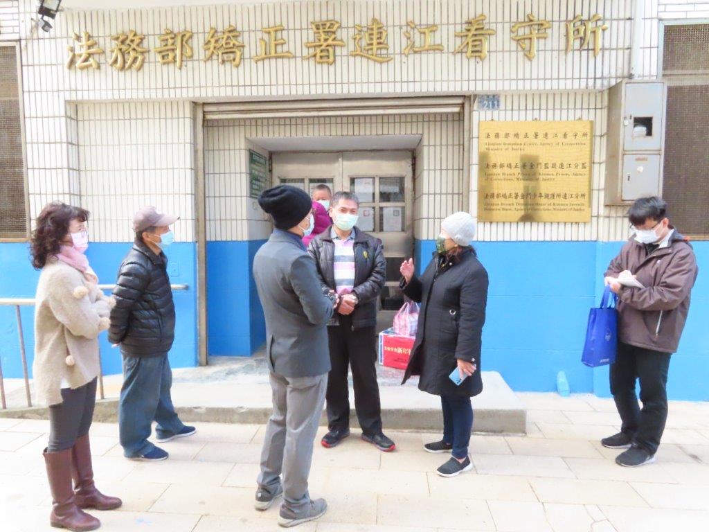 連江分監長向黃檢察長及更保志工說明目前在監受刑人現況