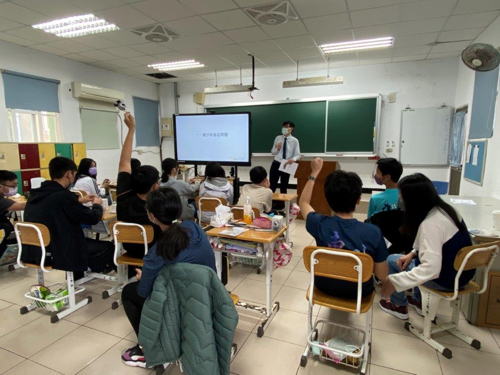 黃主任檢察官赴東引國中實施校園法律宣導 (4)