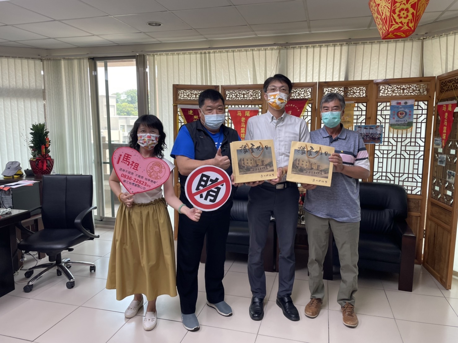 111.08.01檢察長拜會南竿鄉鄉長、鄉代會主席，並宣導反賄選。 (3)