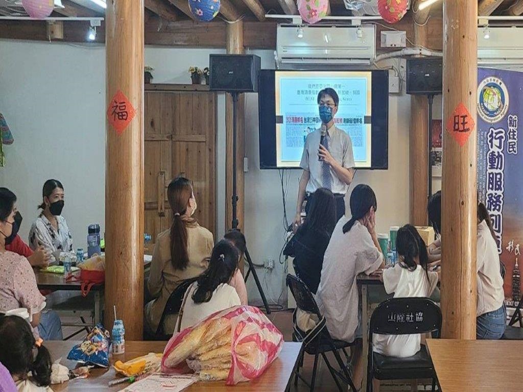 111.07.30檢察長對移民署新住民家庭法律教育宣導，在場有馬來西亞，越南，印尼，大陸地區等新住民，並設有反賄大使、反賄小尖兵 (3)