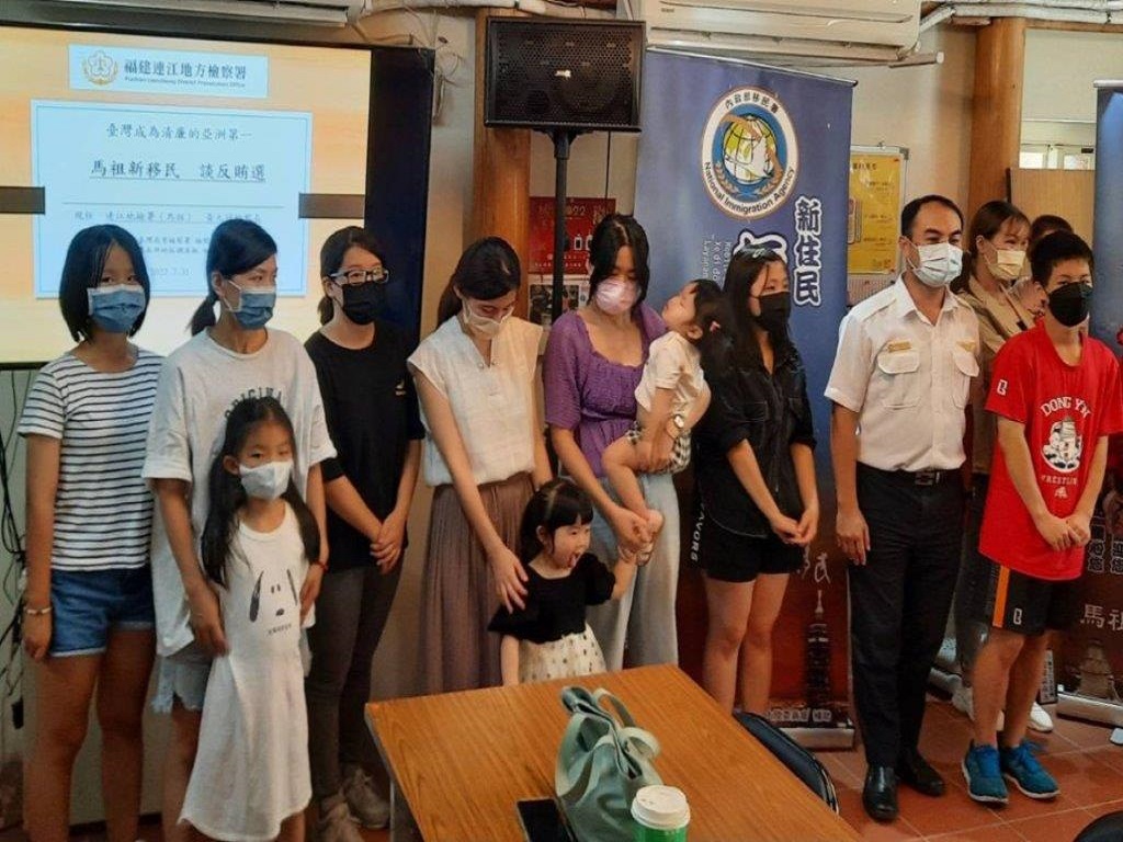 111.07.30檢察長對移民署新住民家庭法律教育宣導，在場有馬來西亞，越南，印尼，大陸地區等新住民，並設有反賄大使、反賄小尖兵 (4)