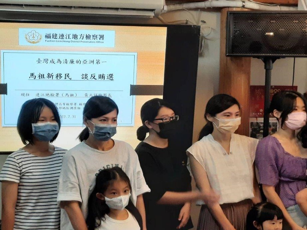 111.07.30檢察長對移民署新住民家庭法律教育宣導，在場有馬來西亞，越南，印尼，大陸地區等新住民，並設有反賄大使、反賄小尖兵 (1)