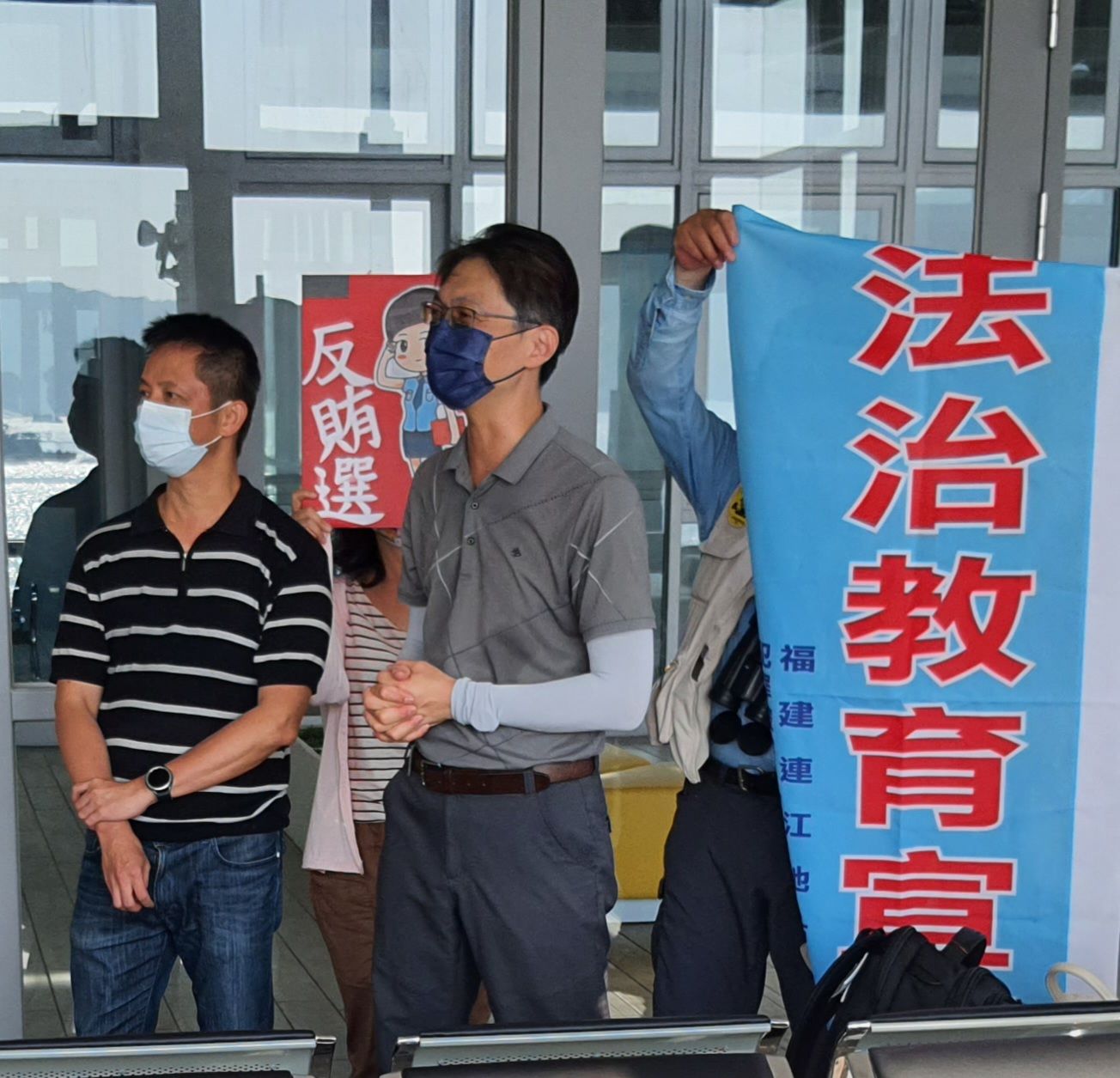 111.07.25結合賞燕鷗活動進行法律暨反賄選宣導 (2)