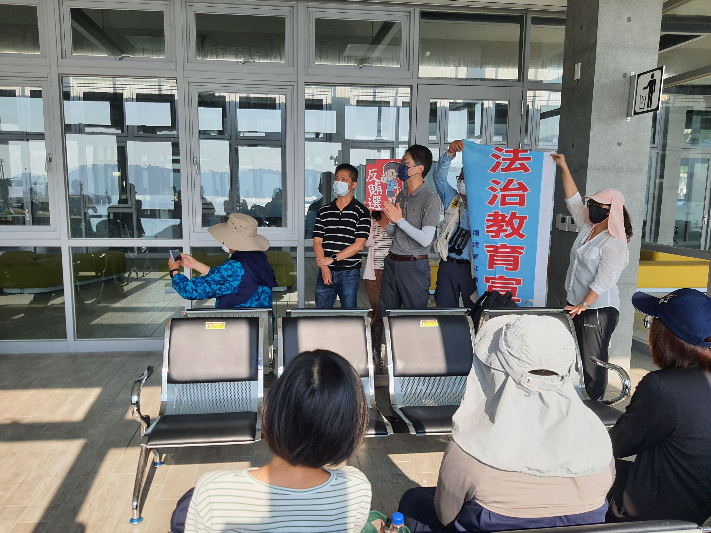 111.07.25結合賞燕鷗活動進行法律暨反賄選宣導 (4)