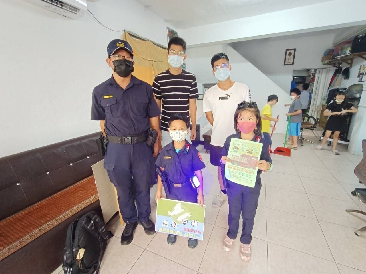 本署與東引警察所合辦小小警察宣導大使至各家戶掃街反賄選宣導 (1)