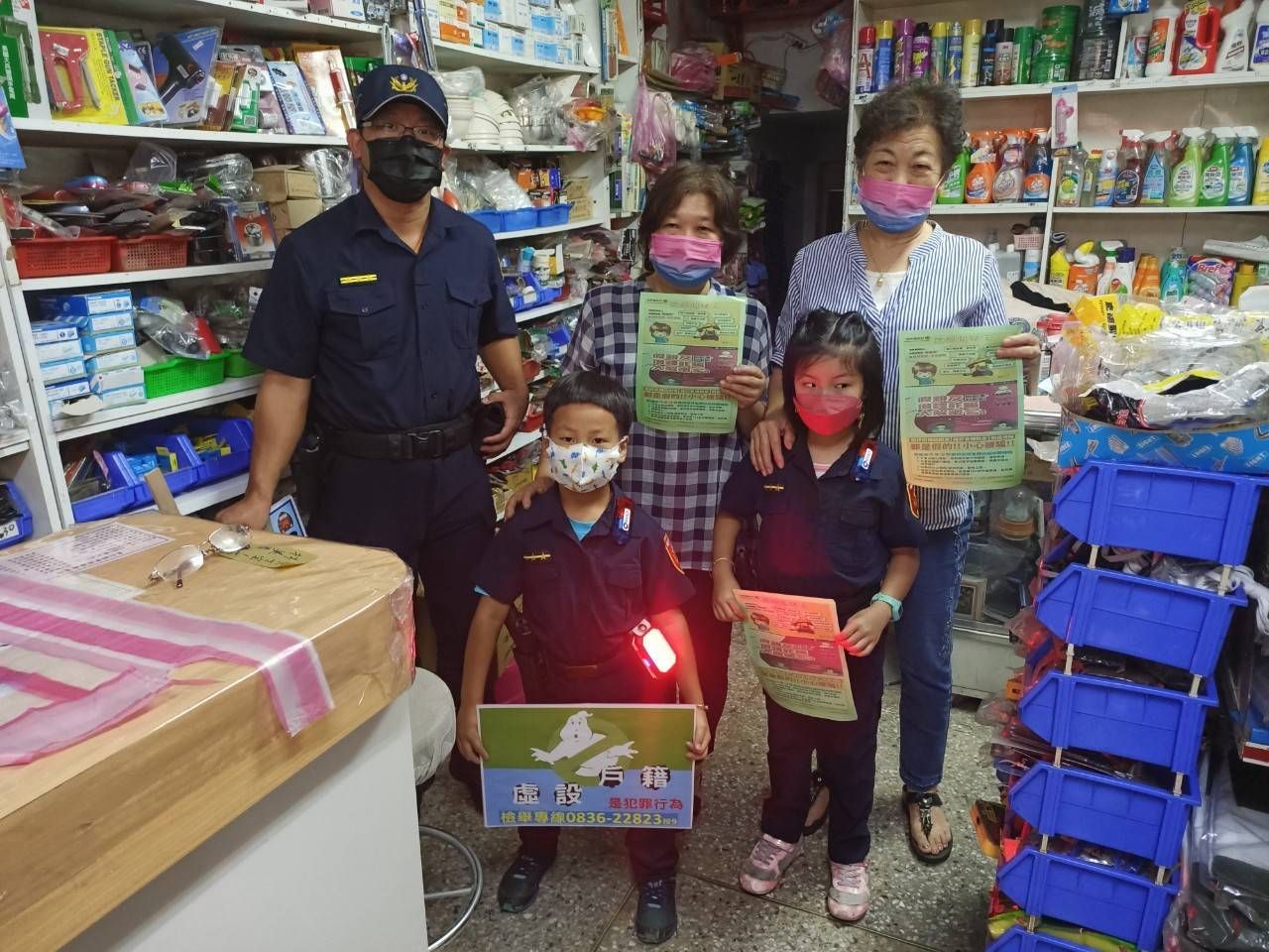 本署與東引警察所合辦小小警察宣導大使至各家戶掃街反賄選宣導 (3)