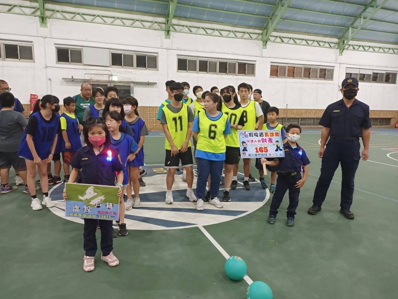 本署與東引警察所合辦小小警察宣導大使至各家戶掃街反賄選宣導 (5)