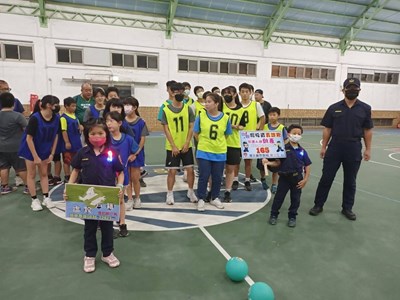 本署與東引警察所合辦小小警察宣導大使至各家戶掃街反賄選宣導 (5)
