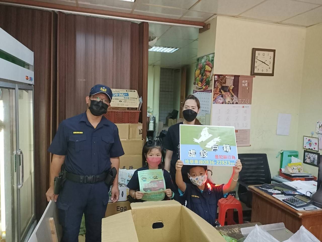 本署與東引警察所合辦小小警察宣導大使至各家戶掃街反賄選宣導 (6)