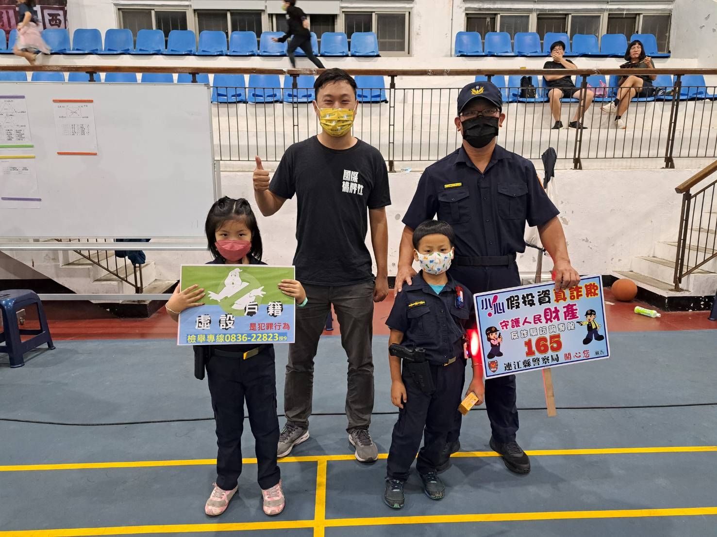 本署與東引警察所合辦小小警察宣導大使至各家戶掃街反賄選宣導 (7)
