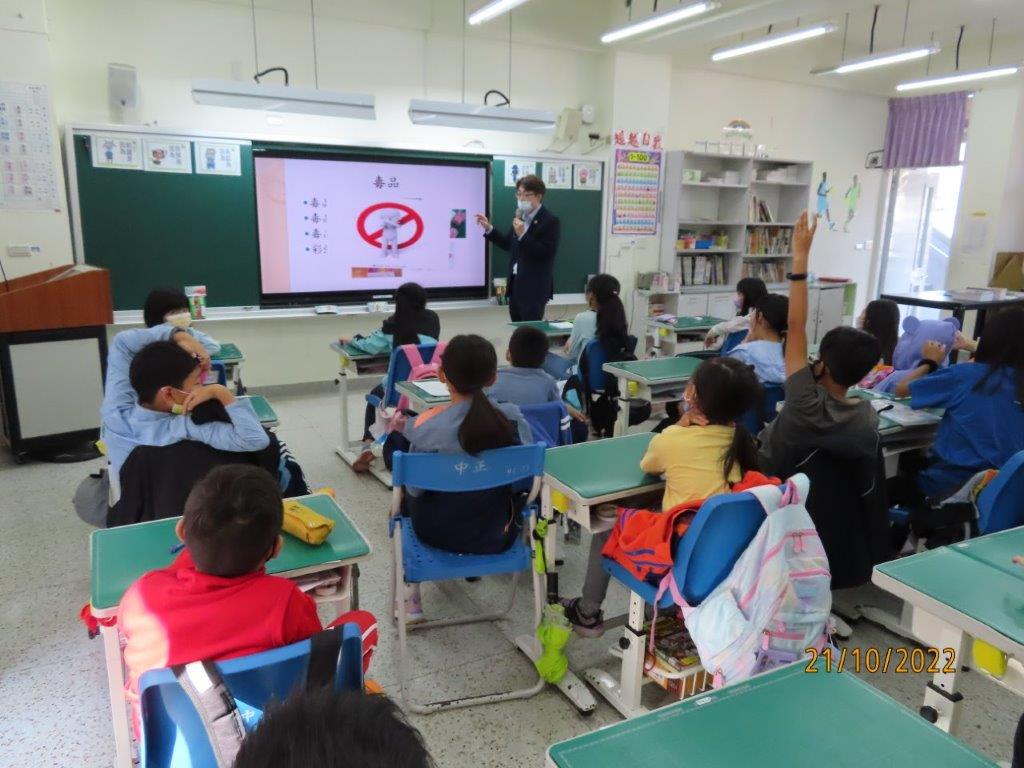 111-10-21 廖主任檢察官赴中正國小實施校園法宣 (4)