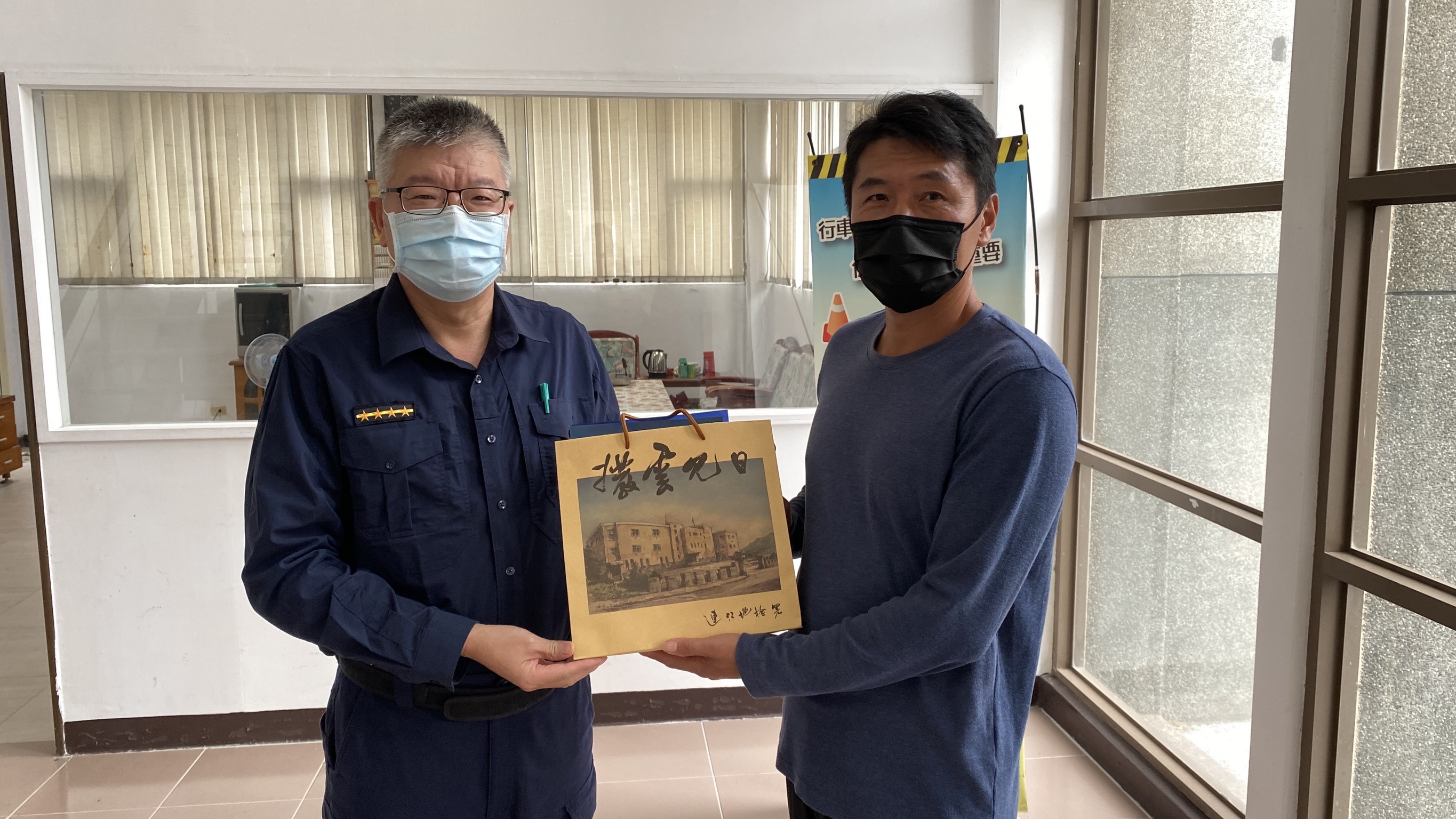 與西莒警察所攜手對莒光鄉西坵村長侯選人陳家信、田沃村長陳道勳進行反賄選宣導 (2)