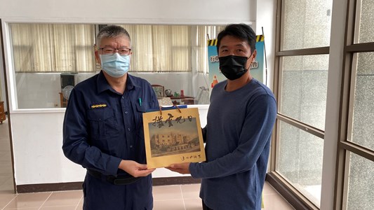 與西莒警察所攜手對莒光鄉西坵村長侯選人陳家信、田沃村長陳道勳進行反賄選宣導 (2)
