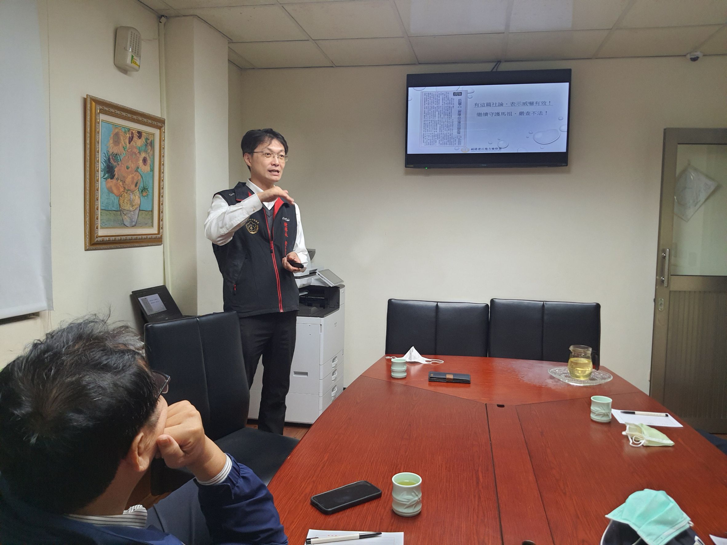 黃檢察長向最高檢察署周志榮檢察官、吳慎志檢察官及金門高分檢鄭銘謙檢察長報告本署轄區選情及因應作為 (2)
