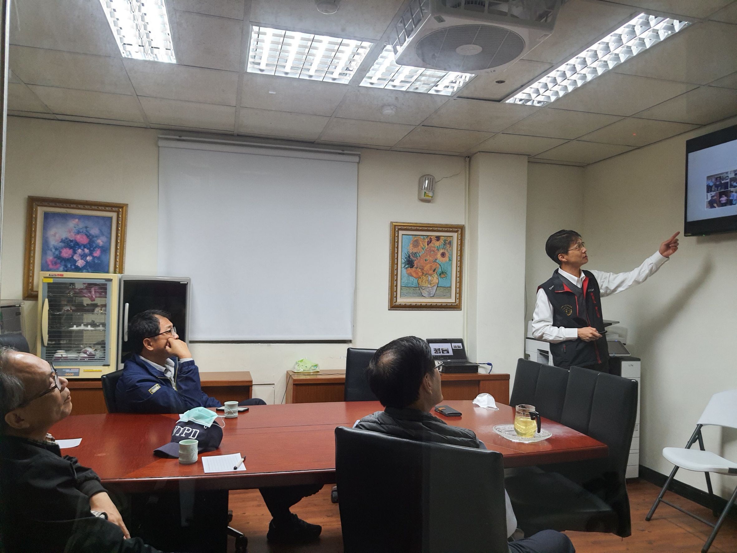 黃檢察長向最高檢察署周志榮檢察官、吳慎志檢察官及金門高分檢鄭銘謙檢察長報告本署轄區選情及因應作為 (3)