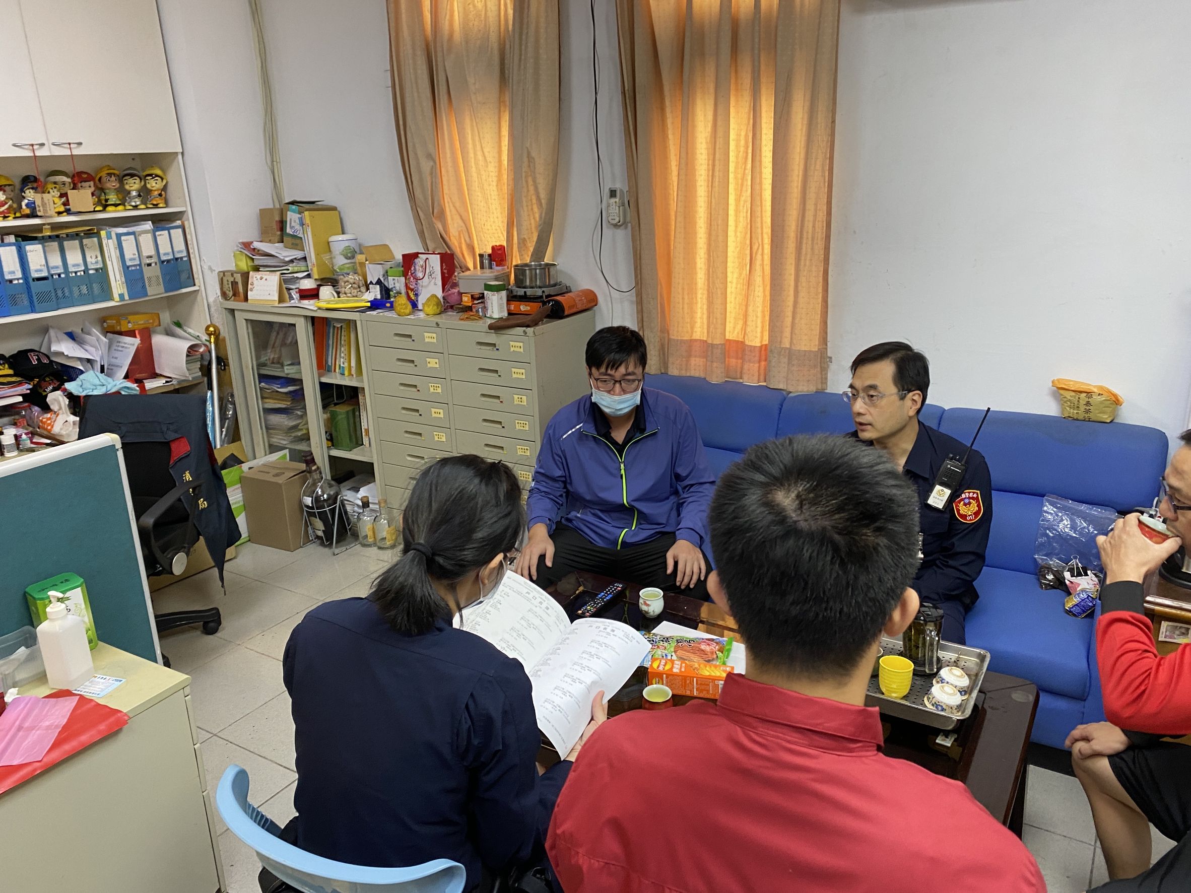 與連江縣警察局至消防局執行未按址居人口查察，並對替代役男宣導反賄選 (3)