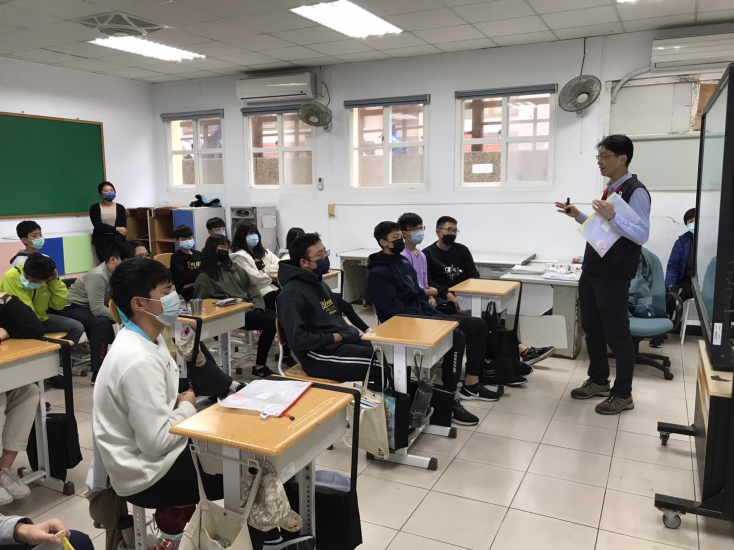 黃檢察長赴東引國中小校園法宣暨反賄選宣導 (2)