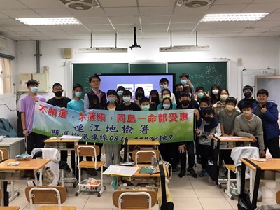 黃檢察長赴東引國中小校園法宣暨反賄選宣導 (4)