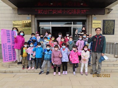 仁愛國小參訪暨校園法宣合照