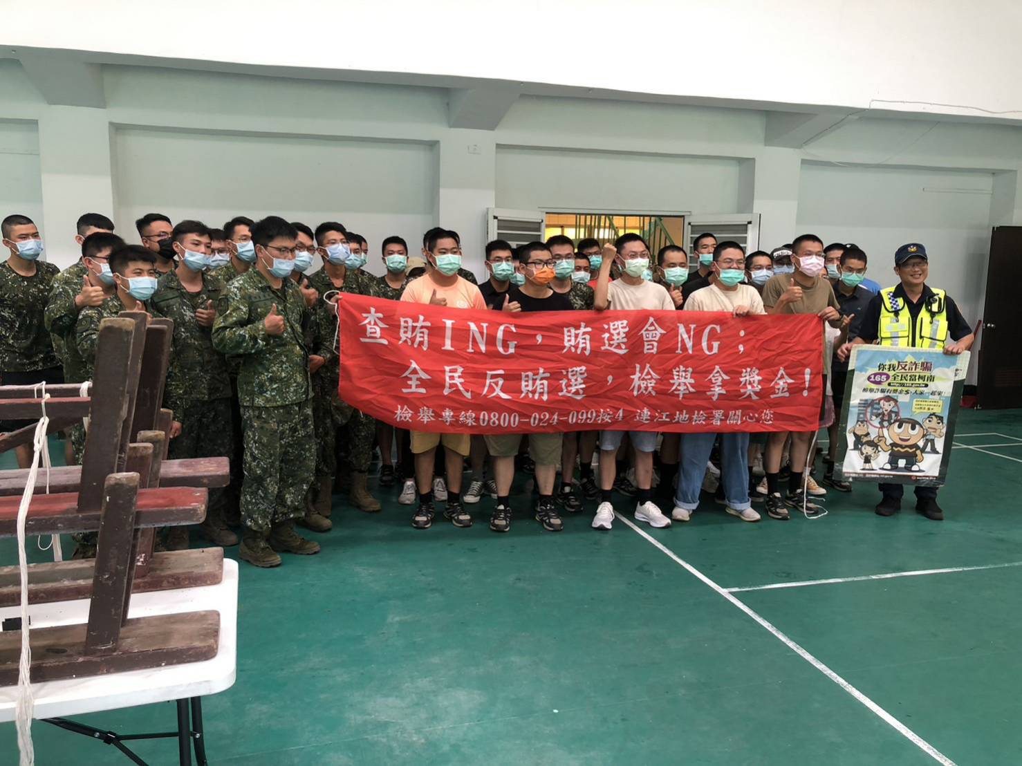 西坵村活動中心與守備大隊包粽子趣味活動暨反詐騙、反賄選宣導 (1)