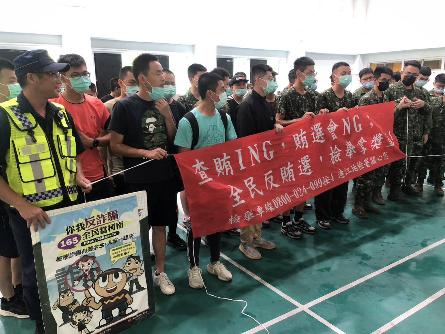 西坵村活動中心與守備大隊包粽子趣味活動暨反詐騙、反賄選宣導 (2)