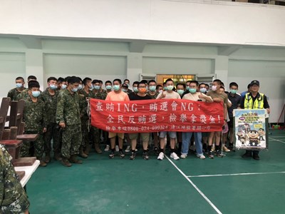 西坵村活動中心與守備大隊包粽子趣味活動暨反詐騙、反賄選宣導 (3)