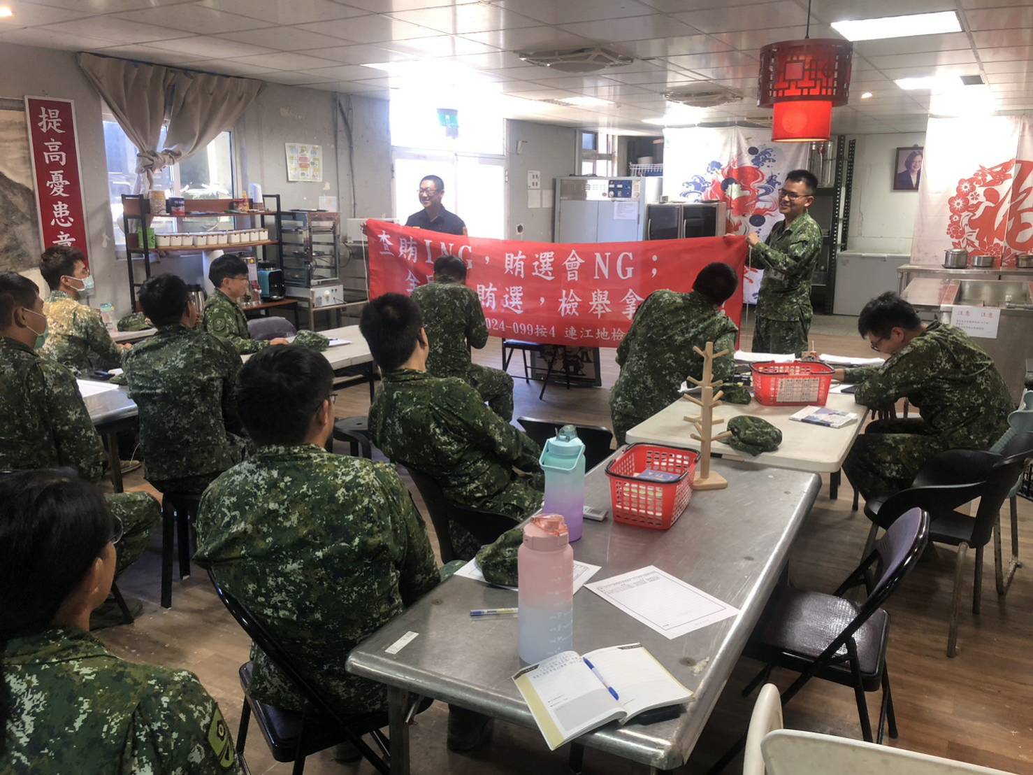 與西莒警察所至莒光守備大隊進行反賄選等法治教育宣導 (2)