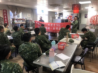 與西莒警察所至莒光守備大隊進行反賄選等法治教育宣導 (2)