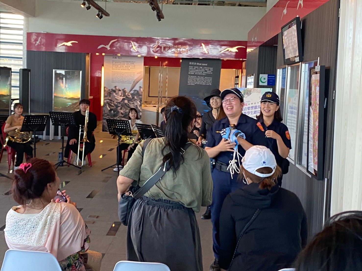 與南竿警察所在南竿遊客中心進行反賄選等法律宣導 (5)