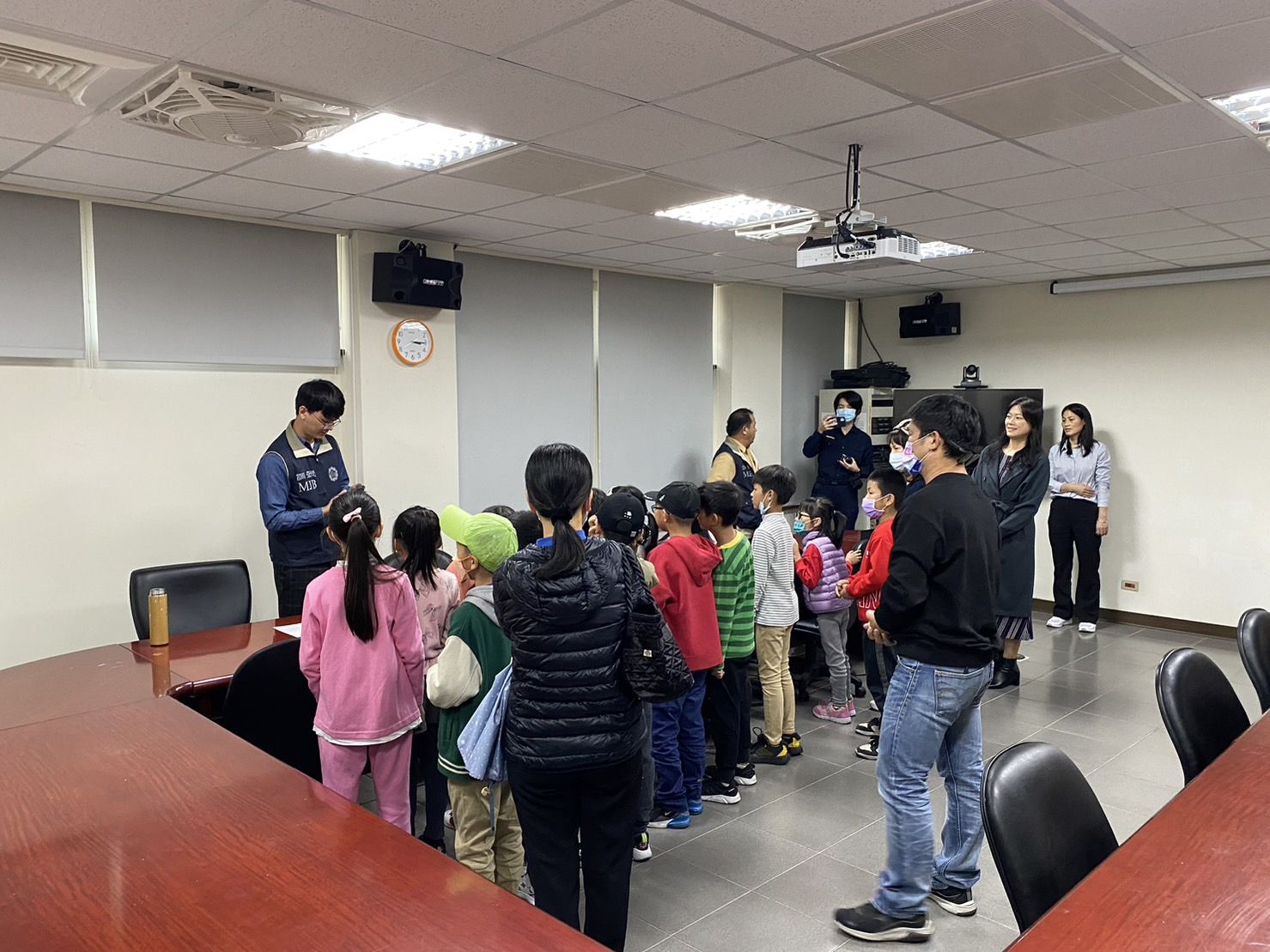 112-11-23與調查局於介壽國小參訪反賄選宣導 (2)
