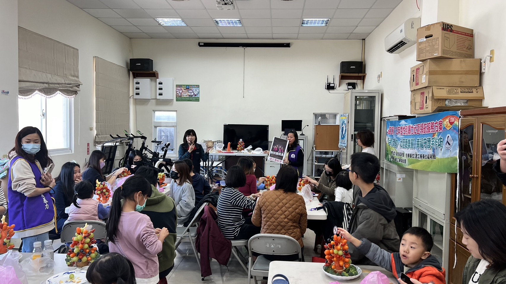 112-12-10與婦女會水果聖誕樹活動反賄選宣導 (1)