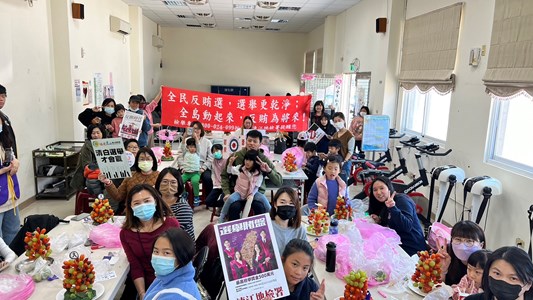 112-12-10與婦女會水果聖誕樹活動反賄選宣導 (2)