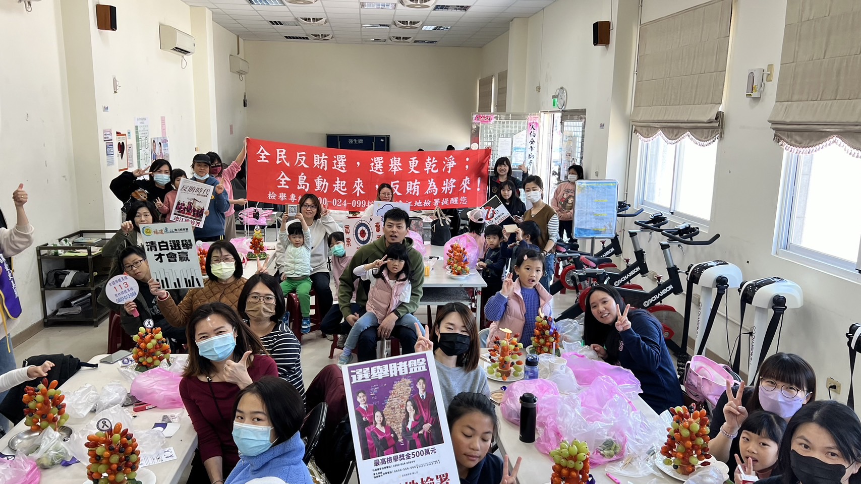 112-12-10與婦女會水果聖誕樹活動反賄選宣導 (3)