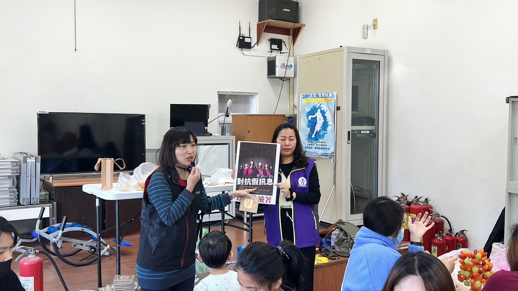 112-12-10與婦女會水果聖誕樹活動反賄選宣導 (4)