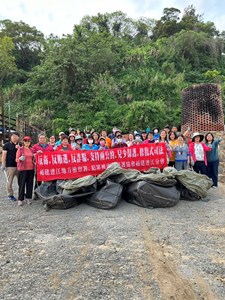 113-04-20與馬祖地質協會鐵板社區淨灘法律宣導 (1)