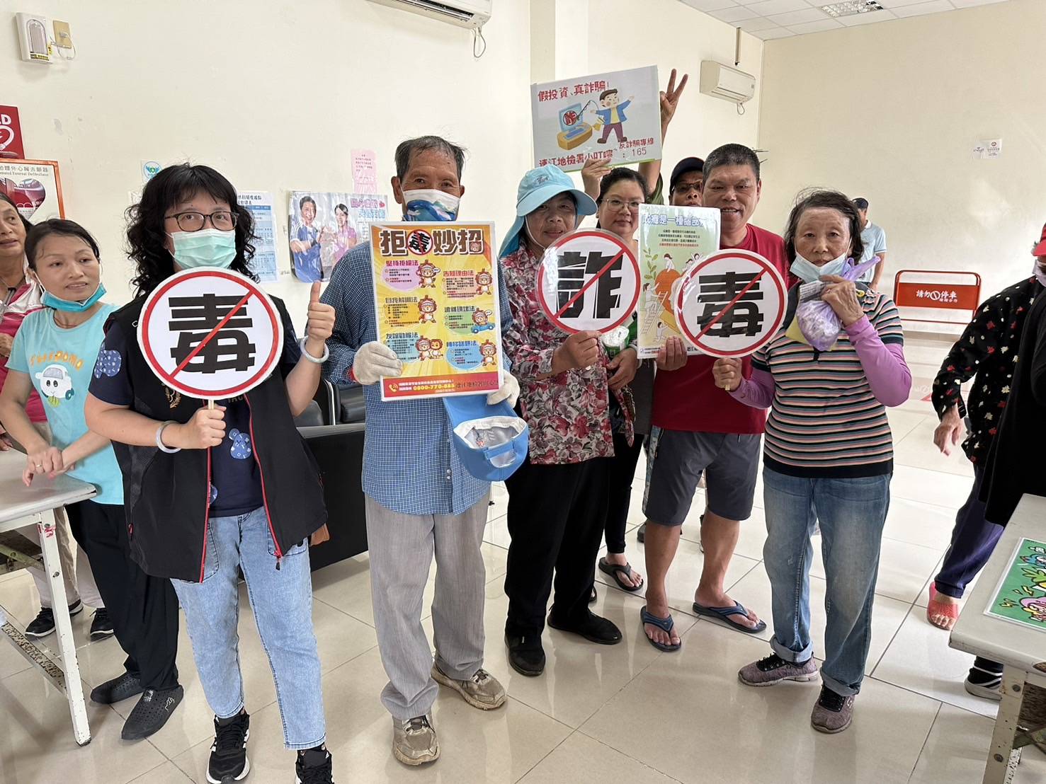 113年7月13日與環資局「菸蒂不落地，環境更美麗」活動 於 清水村老人活動中心辦理打詐反毒宣導 (1)