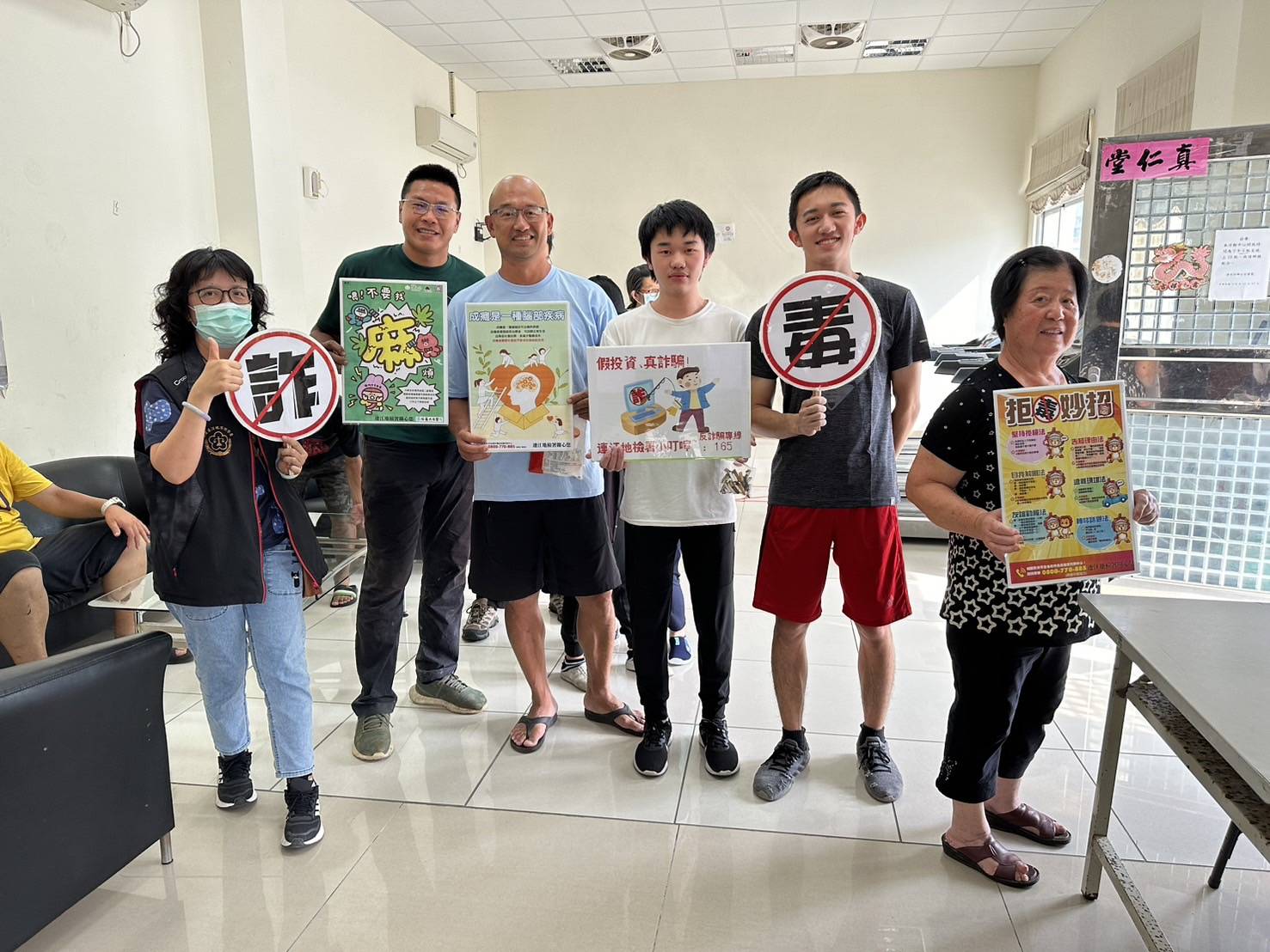113年7月13日與環資局「菸蒂不落地，環境更美麗」活動 於 清水村老人活動中心辦理打詐反毒宣導 (5)