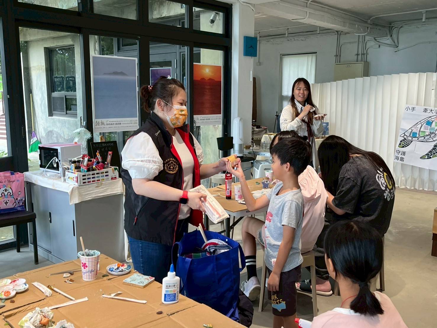 1140712連江地檢署於53洄據點手作海玻璃活動辦理反毒反詐騙等宣導 (1)