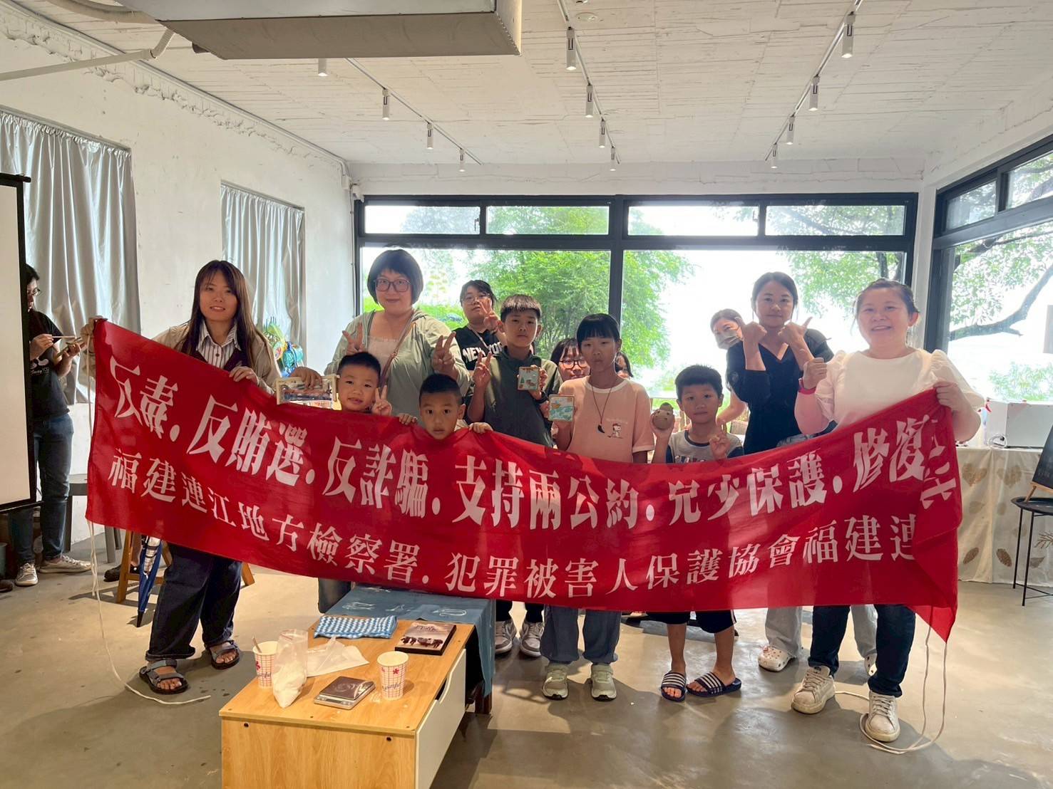 1140712連江地檢署於53洄據點手作海玻璃活動辦理反毒反詐騙等宣導 (7)