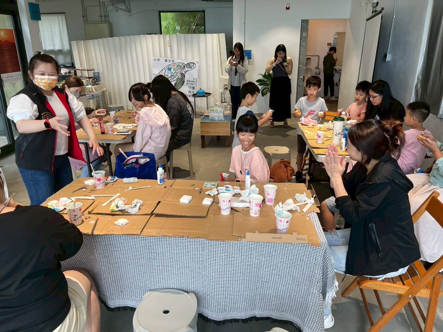 1140712連江地檢署於53洄據點手作海玻璃活動辦理反毒反詐騙等宣導 (9)