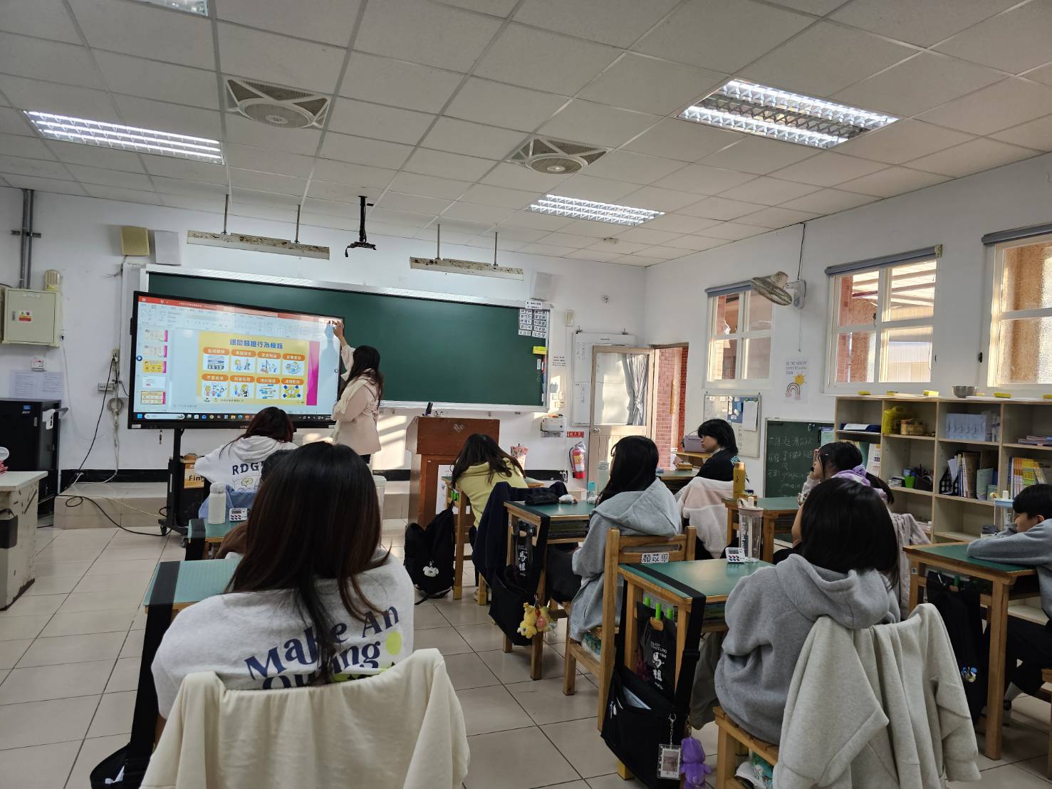 114-11-21連江地檢署於東引國中-女孩們的專屬場次-辦理法律宣導 (1)