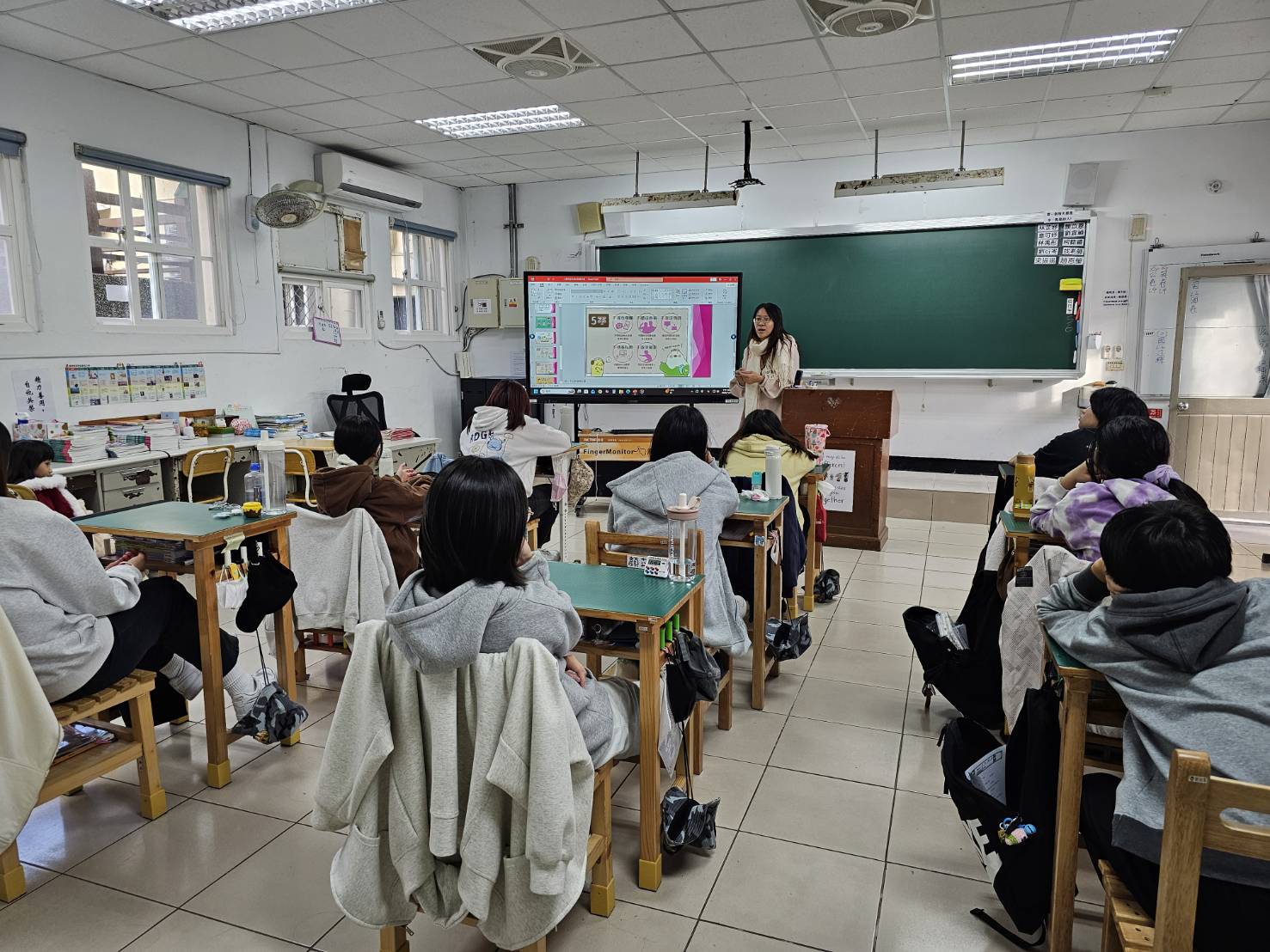 114-11-21連江地檢署於東引國中-女孩們的專屬場次-辦理法律宣導 (2)